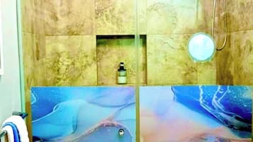 Ducha, secador de pelo, toallas, jabón