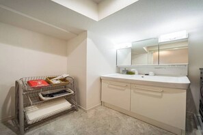 吹风机、坐浴桶、毛巾、肥皂