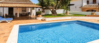 Awesome home in Iznajar with private swimming pool, can be inside or outside