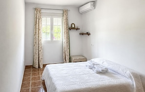 4 bedrooms, free WiFi - Amazing home in Iznajar (Iznajar)