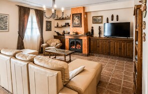 Smart TV, fireplace - Amazing home in Iznajar (Iznajar)