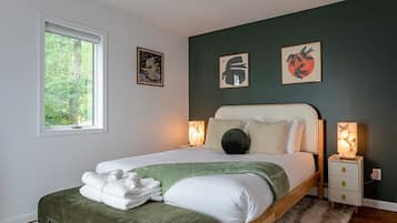 Desk, travel crib, WiFi, bed sheets