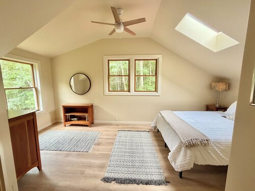 Peaceful 2 Bedroom Cottage Beside an Organic Blueberry Hill in Hope.