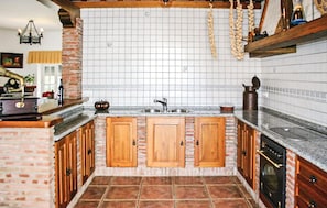 Private kitchen - Amazing home in Benalub Casas Viejas (Benalub Casas Viejas)