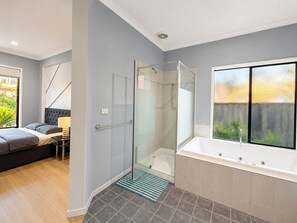 Bathroom - Derrimut Retreat – 5 Beds, Backyard and Free Parking (Derrimut)