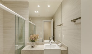 Basic Apartment | Bathroom - Apartment in Condo With Pool and sea View Pet0008 (Ilhéus)