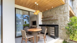 Outdoor dining - Ap in Cond w/ Pool Just Steps From the sea Pet0011 (Ilhéus)