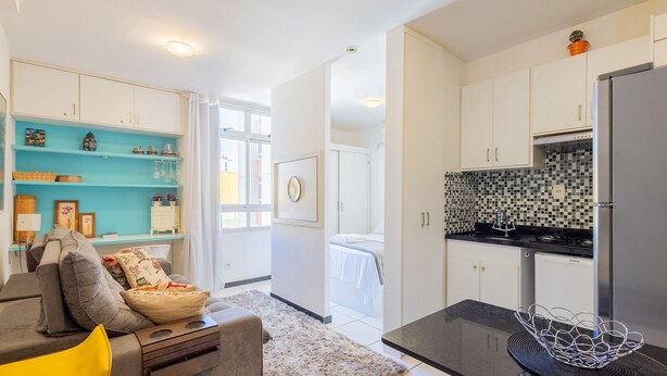 Een moderne keuken met een koelkast, fornuis en een betegelde spatwand.