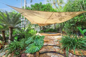 Outdoor spa tub - Golden Sands Retreat (Wagait Beach)