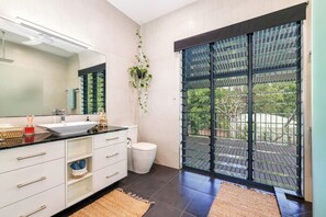 Casa familiar, vista a la playa | Baño | Regadera, jabón, shampoo, papel de baño 