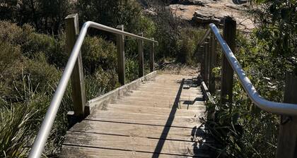 Lazy Lorikeet – Cosy Family Home. Walk to Beaches and Murramarang National Park