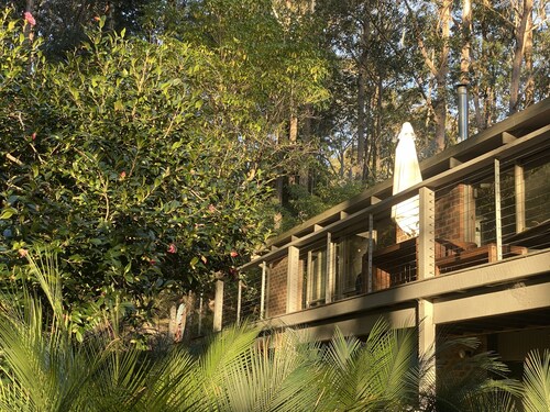 Lazy Lorikeet – Cosy Family Home. Walk to Beaches and Murramarang National Park