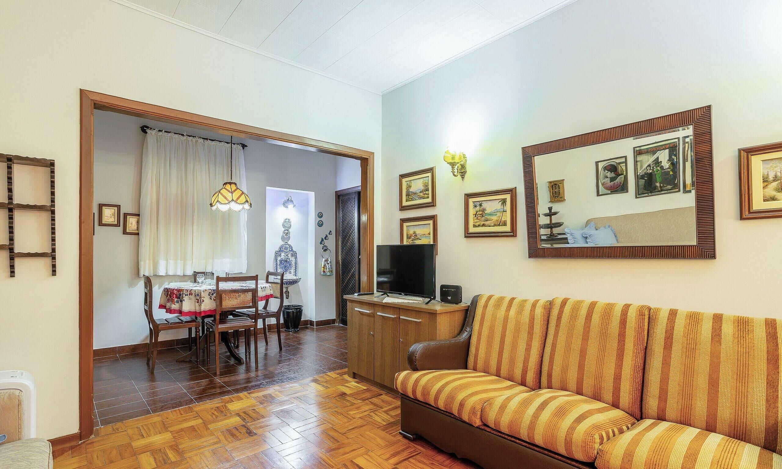 Apartamento básico | Zona de estar | Televisión de 40 pulgadas con canales digitales