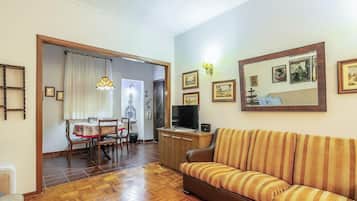 Apartamento básico | Zona de estar | Televisión de 40 pulgadas con canales digitales