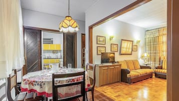 Apartamento básico | Zona de estar | Televisión de 40 pulgadas con canales digitales