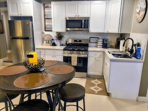 Private kitchen - Prescott Spirits: A bar themed getaway, 7 minutes away from historic Whiskey Row (Prescott)