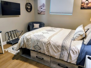 1 bedroom, WiFi, bed sheets - Prescott Spirits: A bar themed getaway, 7 minutes away from historic Whiskey Row (Prescott)