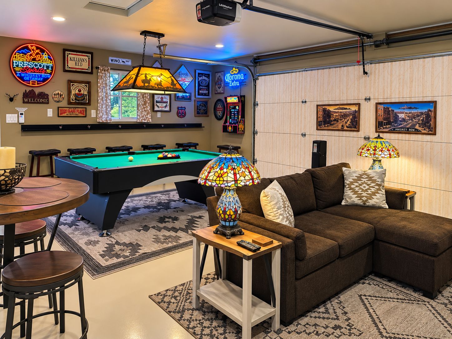 Una habitación con mesa de billar, sofá y zona de bar con letrero de neón.