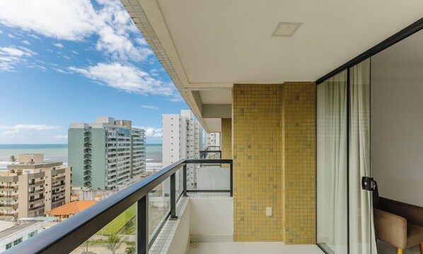A balcony with a view of the beach and high-rise buildings. - 2-bedr ap 400 m the sea in a Cond. W/gym Pzo0905 (Ilhéus)