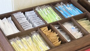 Una caja de madera con compartimentos que contienen varios objetos.