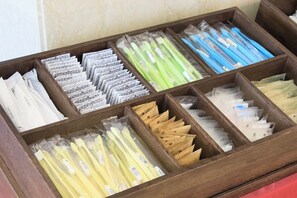 Una caja de madera con compartimentos que contienen varios objetos.