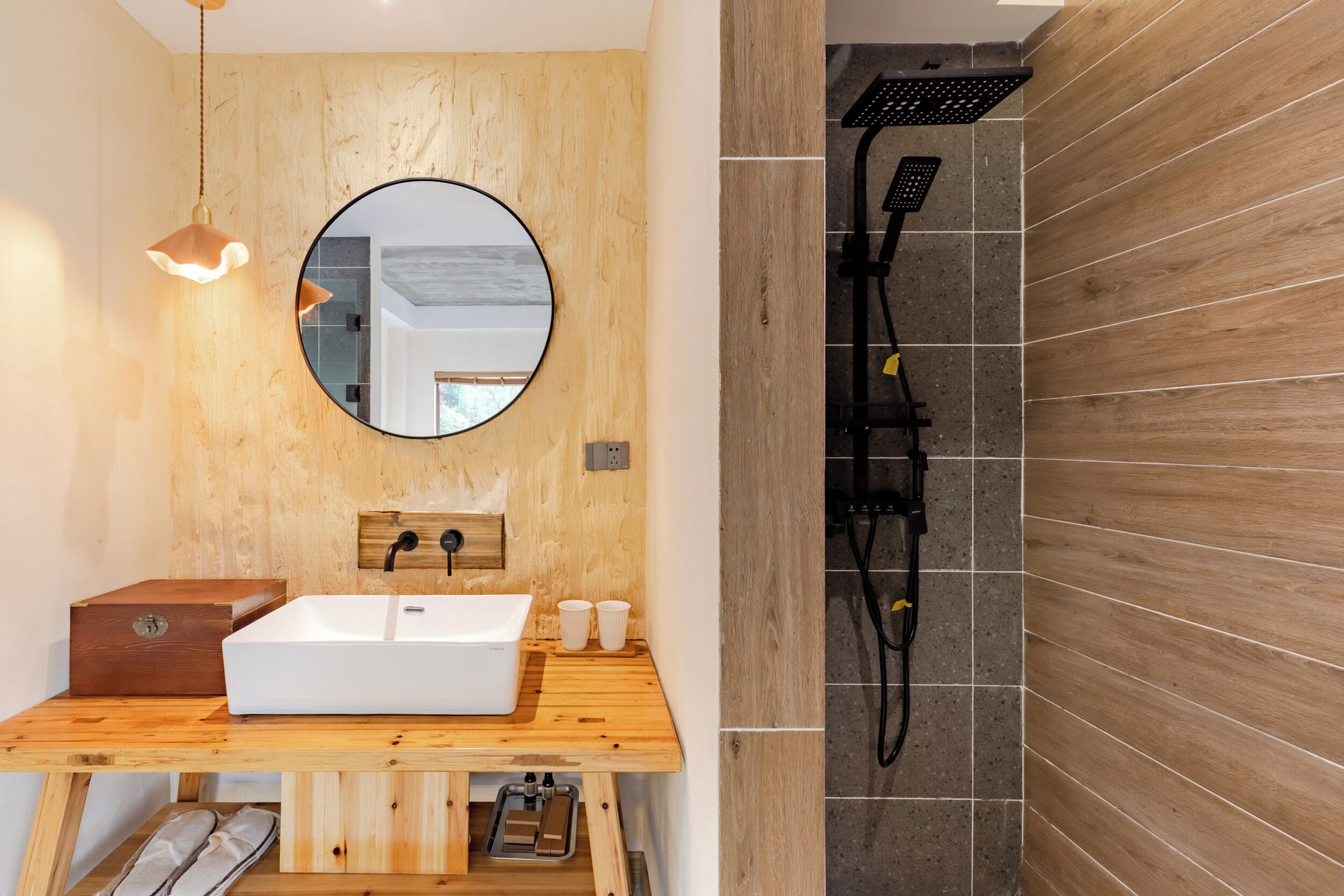 Classic Double Room, 1 King Bed, Non Smoking, Mountain View | Bathroom | Free toiletries, hair dryer, towels, soap