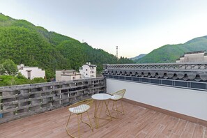 Habitación cuádruple familiar, vista al patio | Restaurante al aire libre