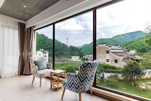 Habitación triple clásica, vista a la montaña | Interior