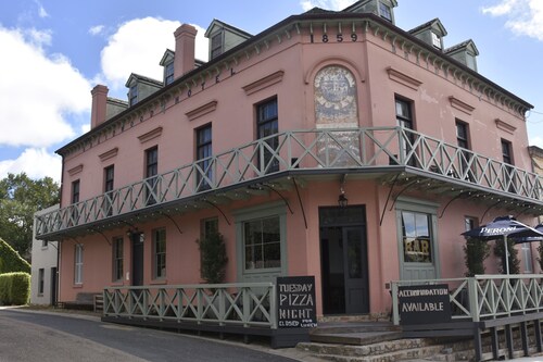 2 Bed Apartment at the Historic Braidwood Hotel