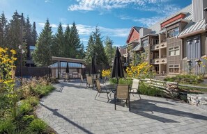 Eine Terrasse mit Sitzgelegenheiten und Blick auf Wohnhäuser.
