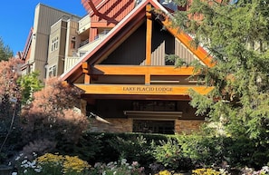 Un chalet doté d’une façade en bois remarquable et d’une enseigne indiquant « LAKE PLACID LODGE ».