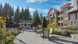 Eine Terrasse mit Sitzgelegenheiten und Blick auf Wohnhäuser.