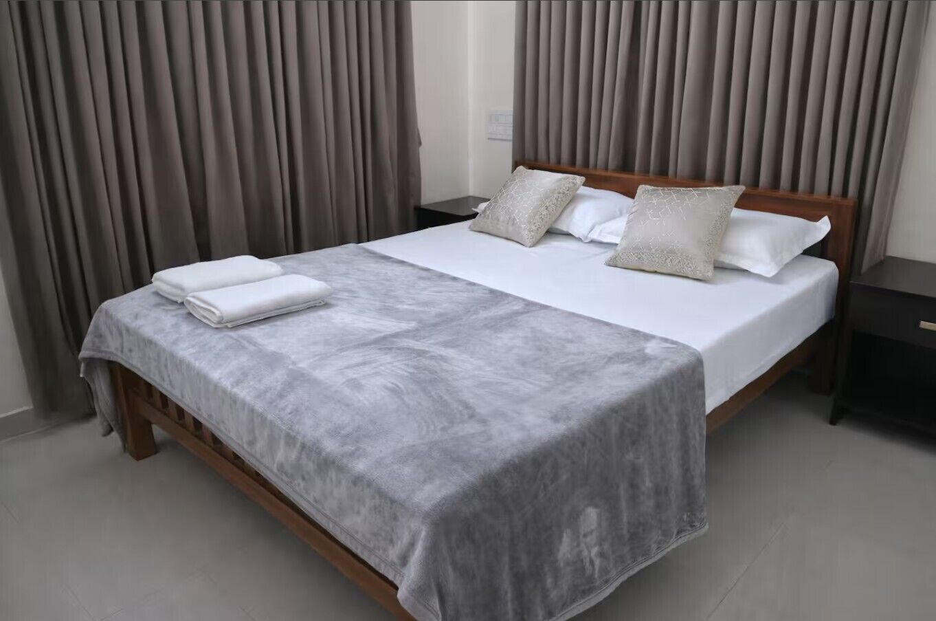 Tabla de planchar con plancha, wifi, ropa de cama