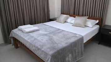 Tabla de planchar con plancha, wifi, ropa de cama