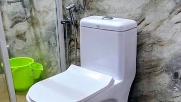 Secador de pelo, toallas, jabón y papel higiénico