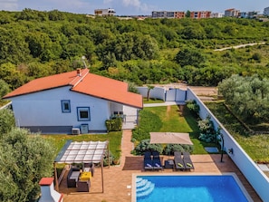A modern house with a swimming pool, outdoor seating, and a garden. - Villa Demian by Interhome (Pula/Banjole)