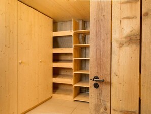 Ein Holzkasten mit mehreren Einlegeböden und einer verschließbaren Tür.