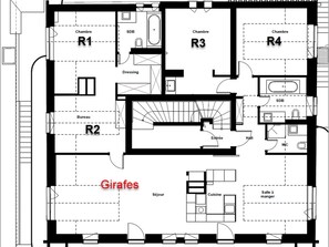 Ein Hotelgrundriss mit mehreren Zimmern, einem Essbereich, einer Küche und einem Badezimmer.