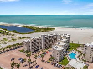 Un hotel de varios pisos con piscina y acceso directo a la playa.