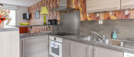 Coffee/tea maker, fridge, microwave, oven