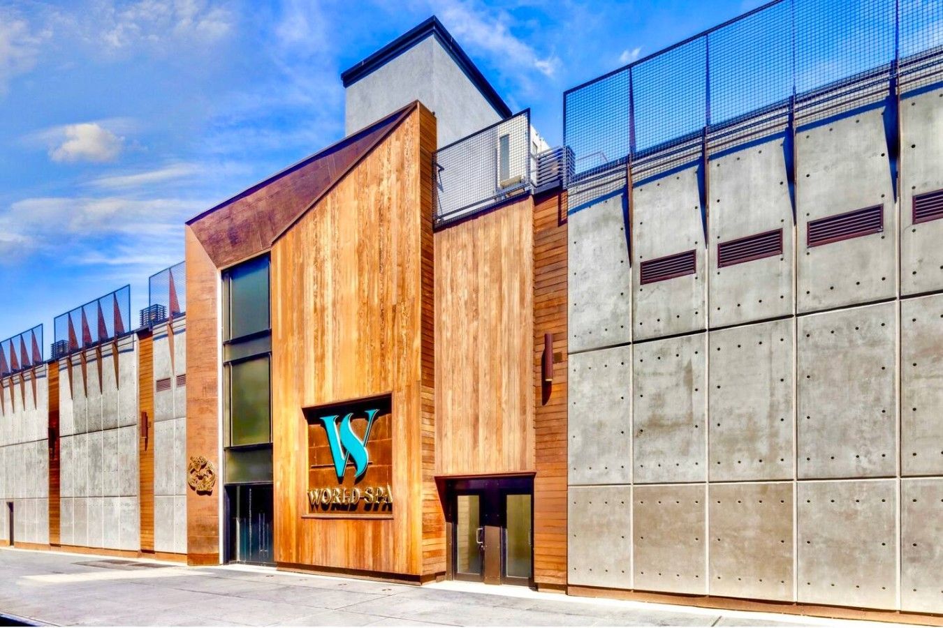 Un bâtiment moderne avec une façade en bois et une grande enseigne indiquant « WORLD SPA ».