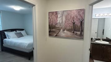 Escritorio, wifi gratis, ropa de cama