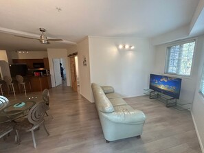 Smart TV - Spacious 3BR Condo with Pool, Hot Tub & Golf Views - 2110 (Kelowna)