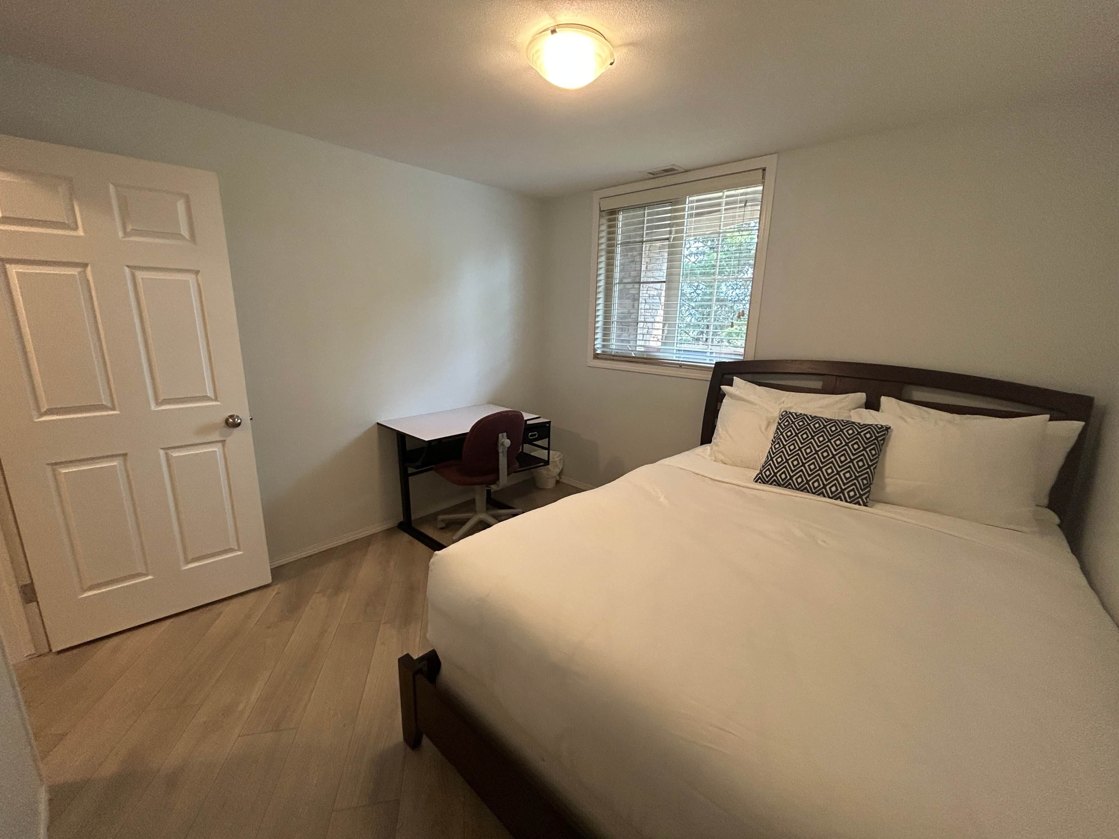 Escritorio, wifi gratis, ropa de cama