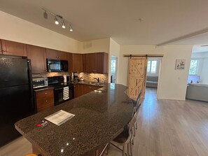 Coffee/tea maker, fridge, microwave, oven - Spacious 3BR Condo with Pool, Hot Tub & Golf Views - 2110 (Kelowna)