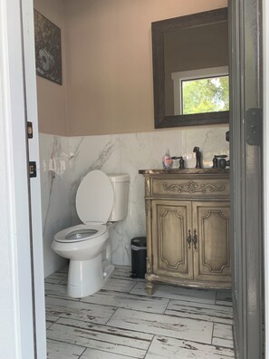 Regadera, toallas, papel de baño 