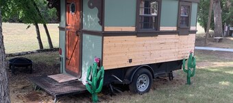 Gypsy Mini Charming Tiny Cabin at Red Canoe Lodge with Resort Amenities