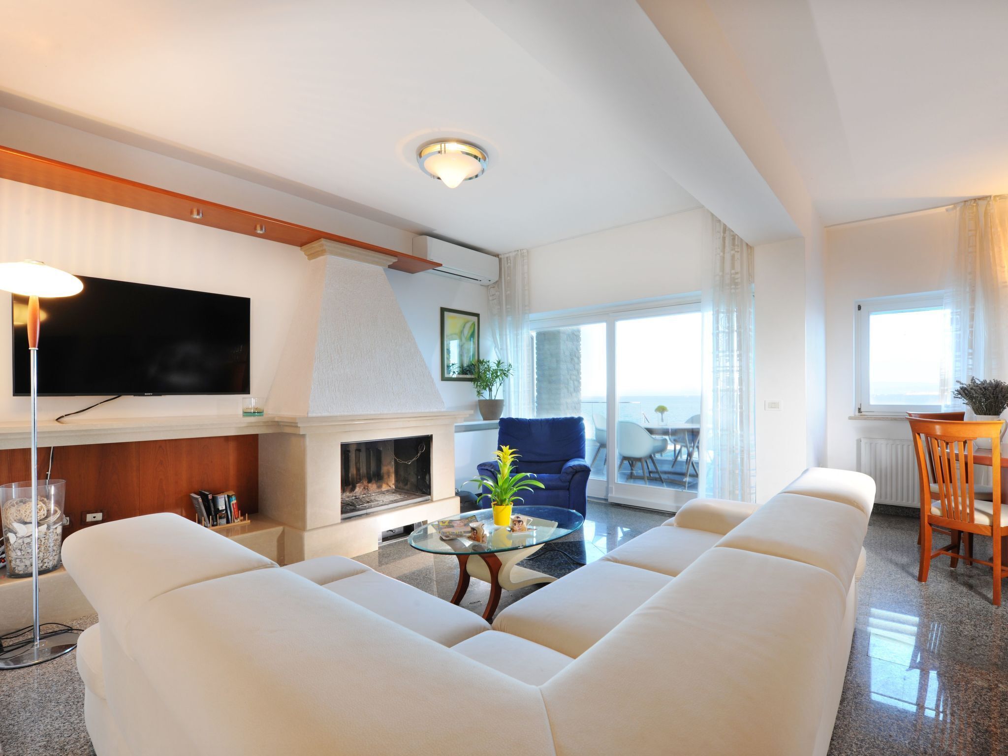 TV, fireplace