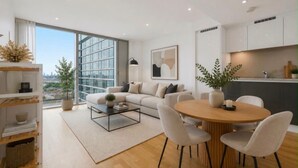 Ein modernes Wohnzimmer mit einer Couch, einem Couchtisch und einem Essbereich.