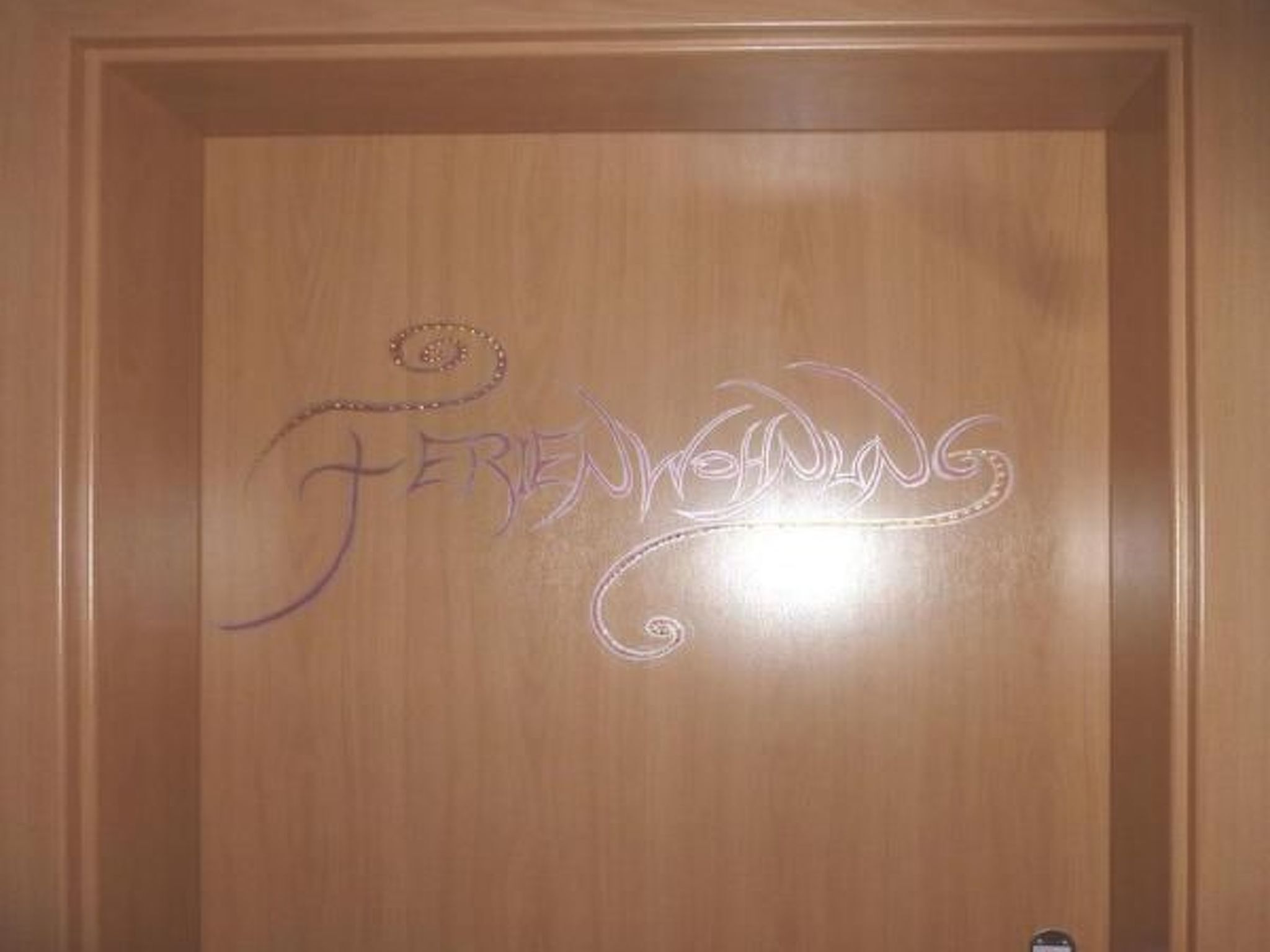 Uma porta de madeira com a palavra 'FIREWING' escrita nela.